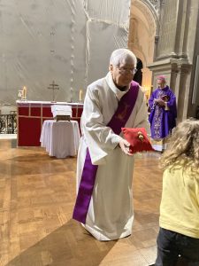 Cette après midi commença par une messe à la cathédrale de Cambrai, suivi de la vénération des reliques.